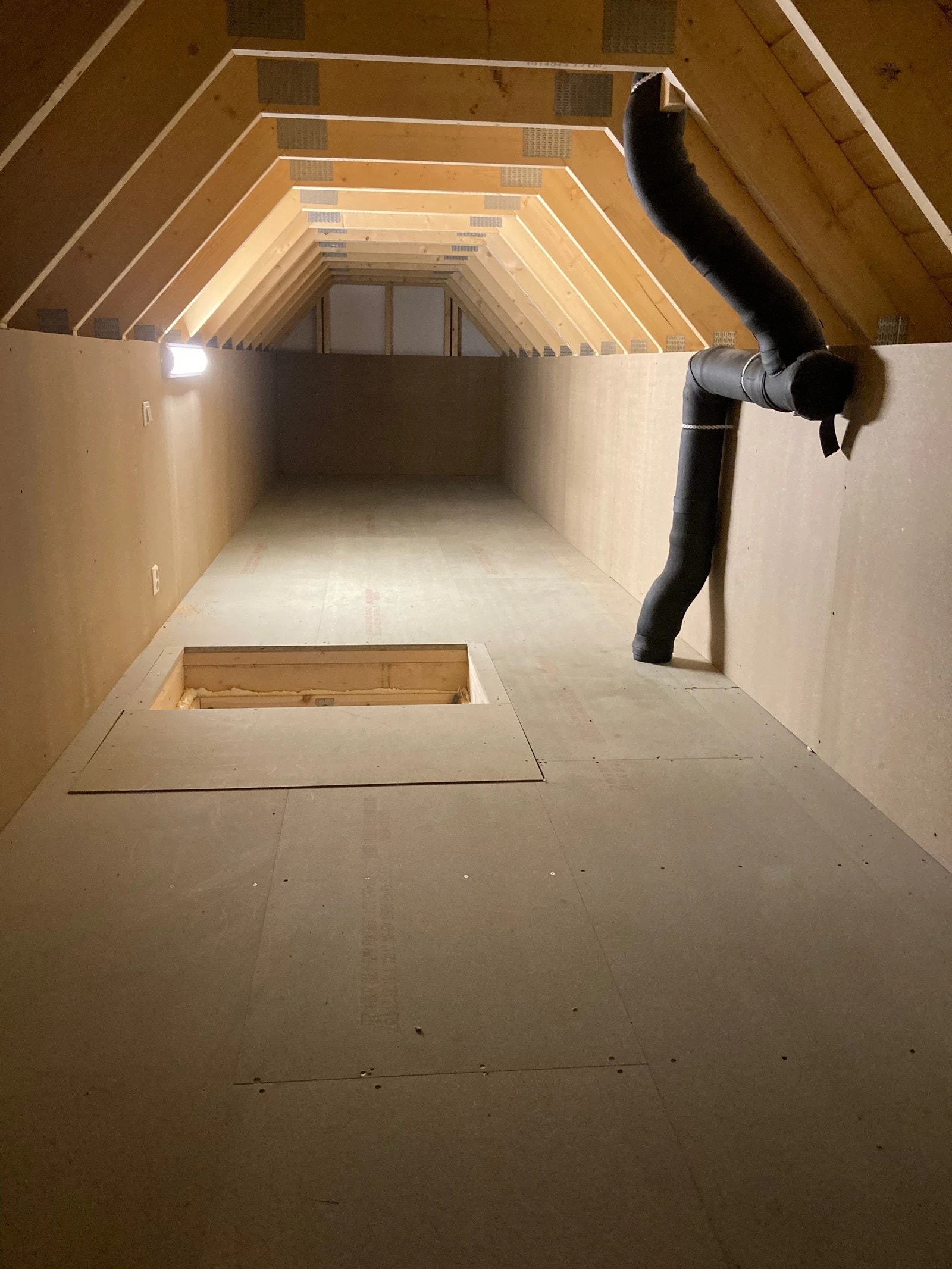 I tillegg er det en praktisk loftsluke som fører opp til et 20 kvm stort loft, perfekt for ekstra lagringsplass. Loftet har gulvspånplater og vegger som er panelt opp til takbjelkene, noe som gir et solid og funksjonelt rom. Galleribilde