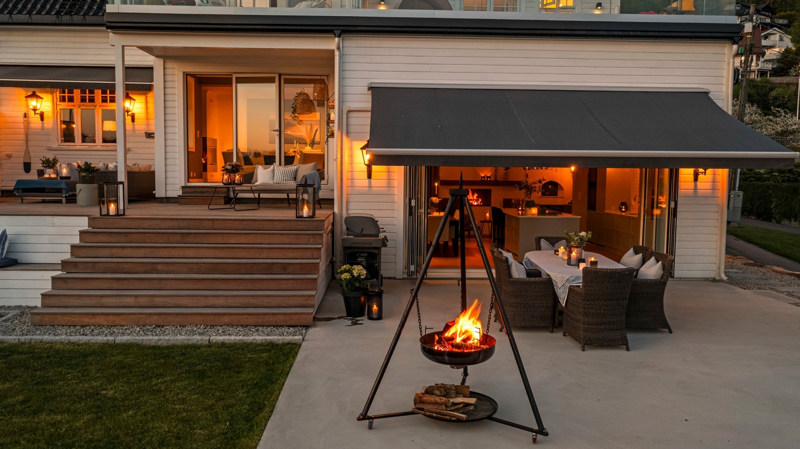 Den opparbeidede hagen er en oase av ro og skjønnhet, med tydelige og velpleide utesoner som innbyr til avslapning og sosialt samvær. Galleribilde