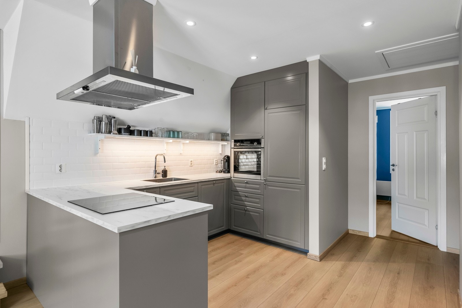 Delikat og romslig kjøkken med induksjons platetopp Galleribilde