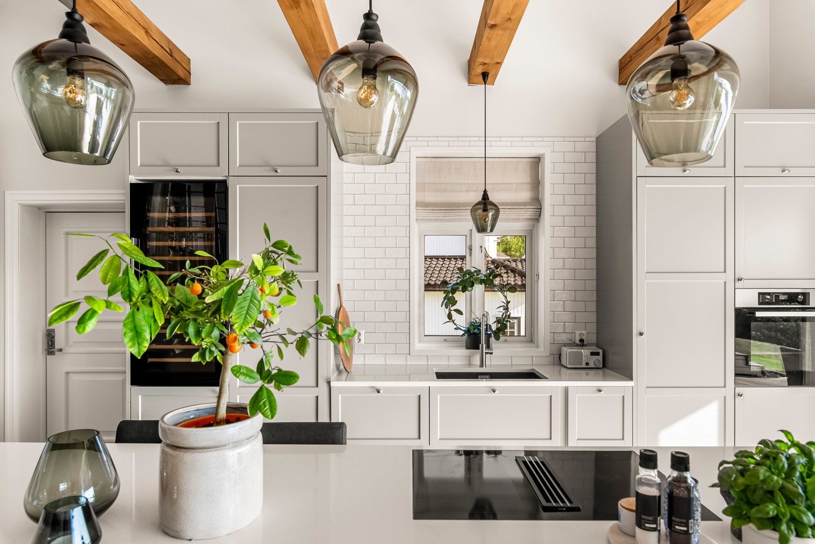 For vinentusiasten er det et integrert vinskap med plass til 88 flasker, perfekt for å oppbevare din vinsamling. Galleribilde