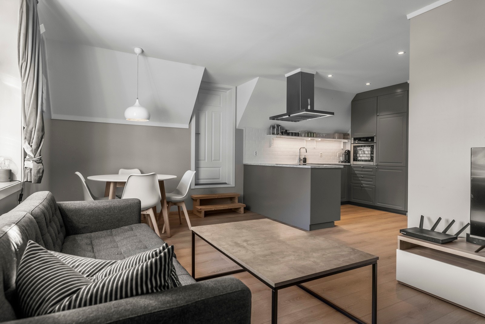 Over garasjen finner du en sjarmerende og innbydende utleieleilighet på 63 kvm med et soverom og et alternativt rom Galleribilde