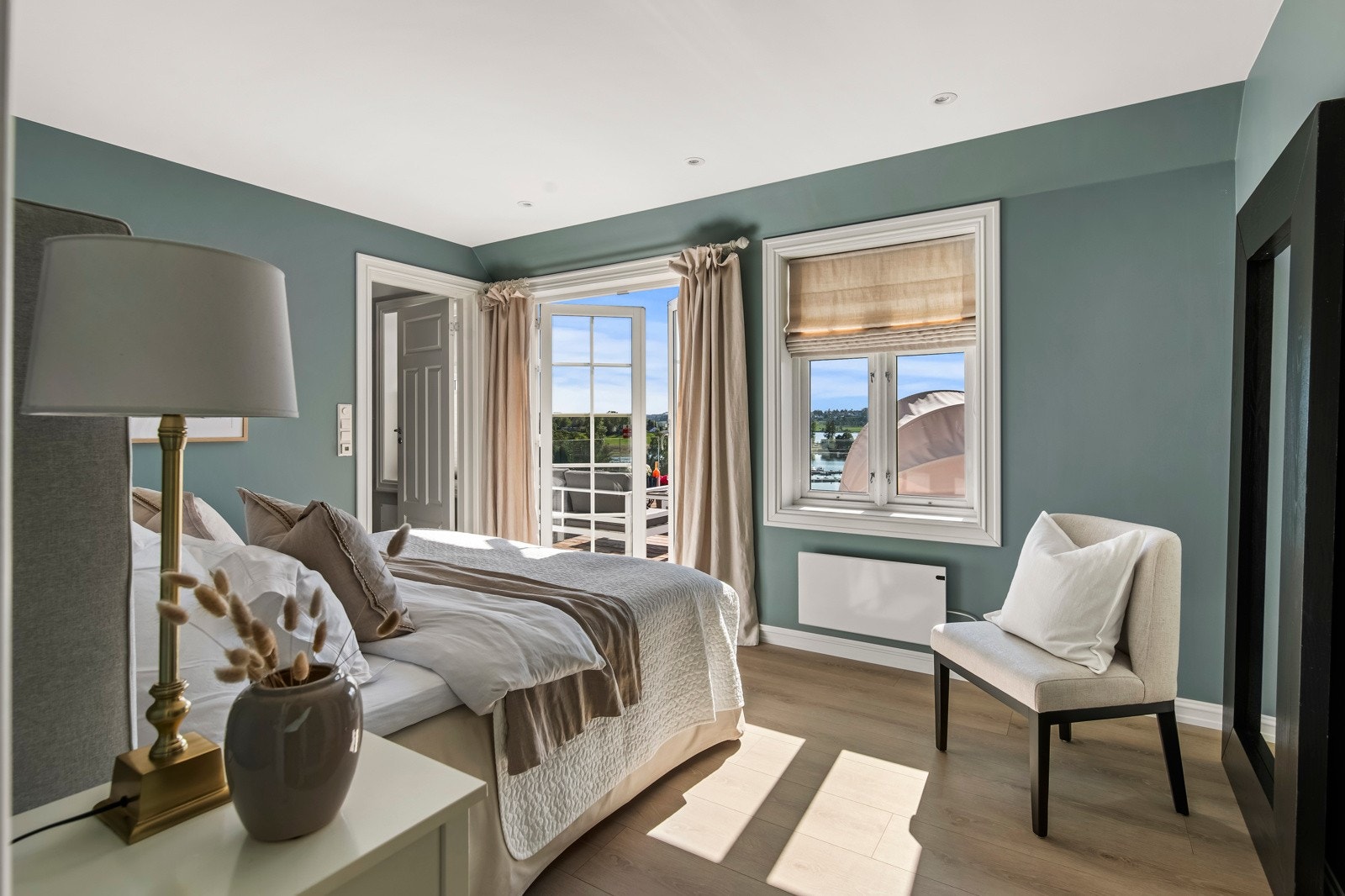 Eksklusivt hovedsoverom med en enestående utsikt mot den majestetiske Vestfjorden. Her kan du våkne opp til det beroligende synet av bølgene som danser i horisonten. Galleribilde