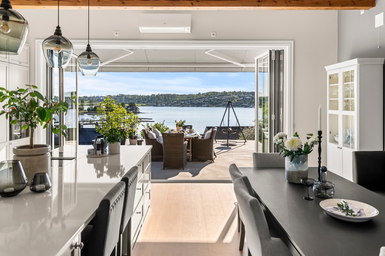 En femdelt foldedør i glass med en høyde på 265 cm og en bredde på 4,65 meter kan åpnes helt opp, noe som er fantastisk på varme sommerdager og skaper en magisk atmosfære. Galleribilde