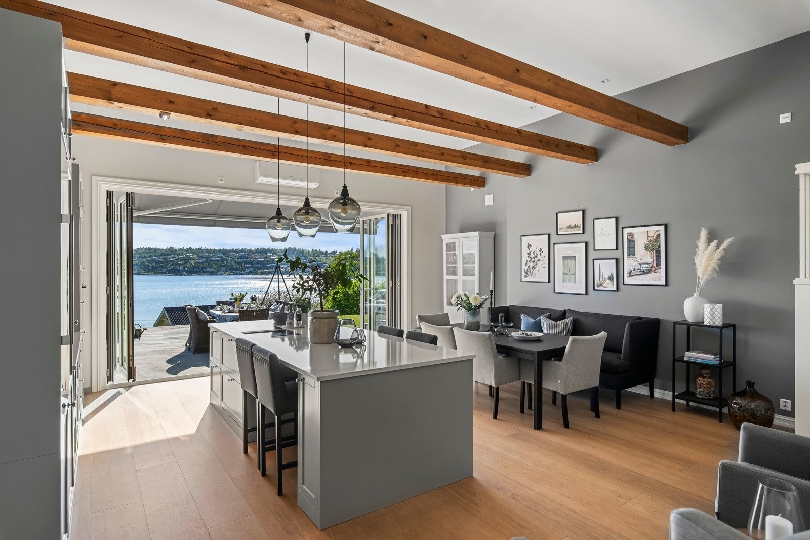 Kjøkkenet har en romslig platetopp og en innebygd ventilator med plasmafilter som effektivt eliminerer all matlukt, slik at du alltid kan nyte et friskt miljø. Galleribilde