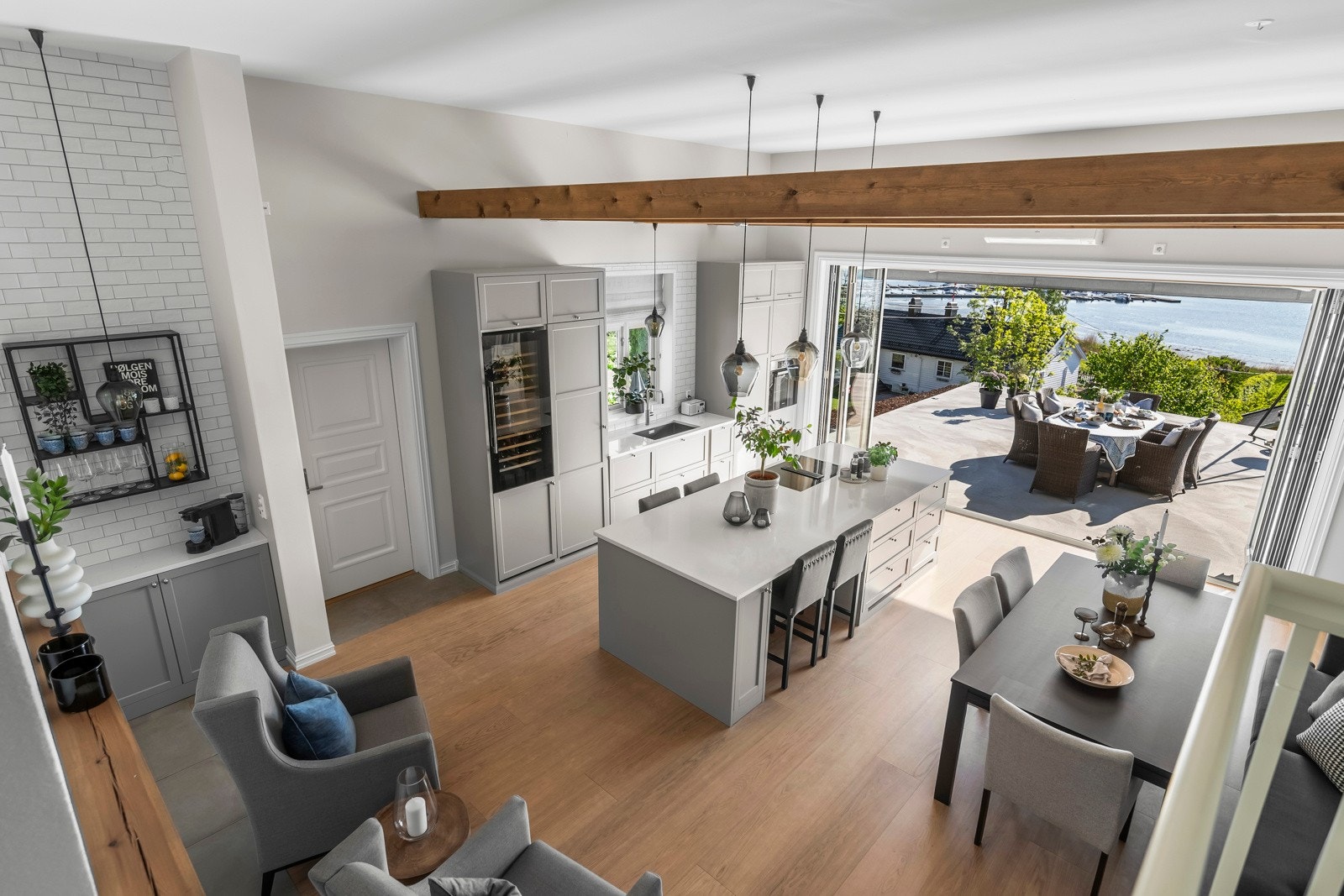 Den lyse steinbenken tilfører en luksuriøs touch, og den store kjøkkenøya på 124 cm x 306 cm gir rikelig med arbeidsplass for både daglige gjøremål og kulinariske opplevelser. Galleribilde