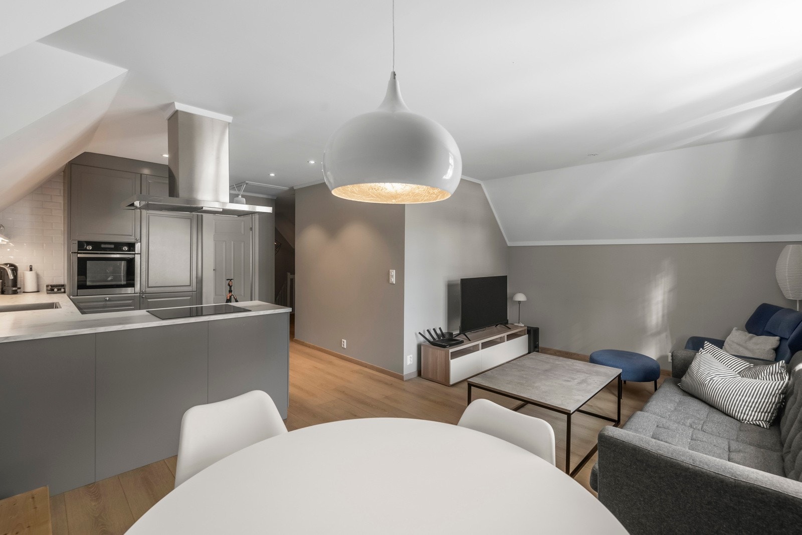 Denne enheten gir en god ekstra inntekt på 14-16.000,- per måned. Leiligheten har en egen inngang på siden av garasjen, som sikrer fullstendig privatliv og minimal forstyrrelse for hovedhuset. Galleribilde