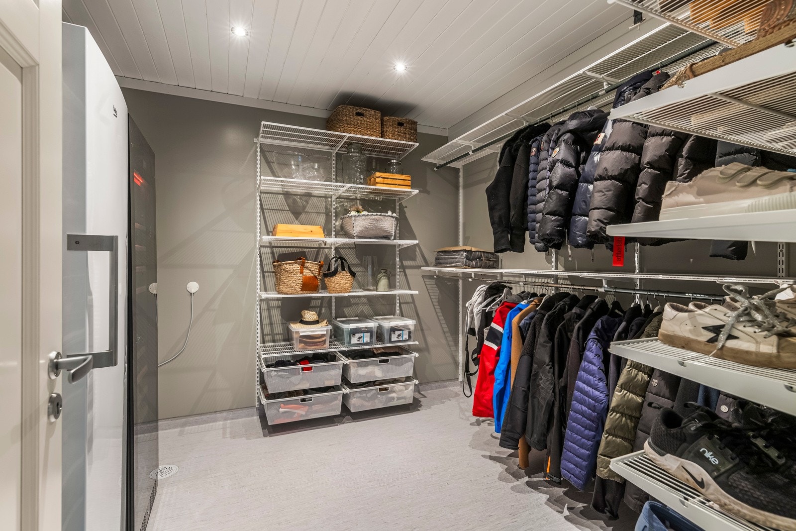 I tilknytning til entréen finner du en romslig garderobe med spesialtilpasninger. Garderoben er tilrettelagt for å fungere som et kombinert vaskerom, med gulvsluk og vanntilkobling, noe som gir ekstra bekvemmelighet og funksjonalitet i hverdagen. Galleribilde