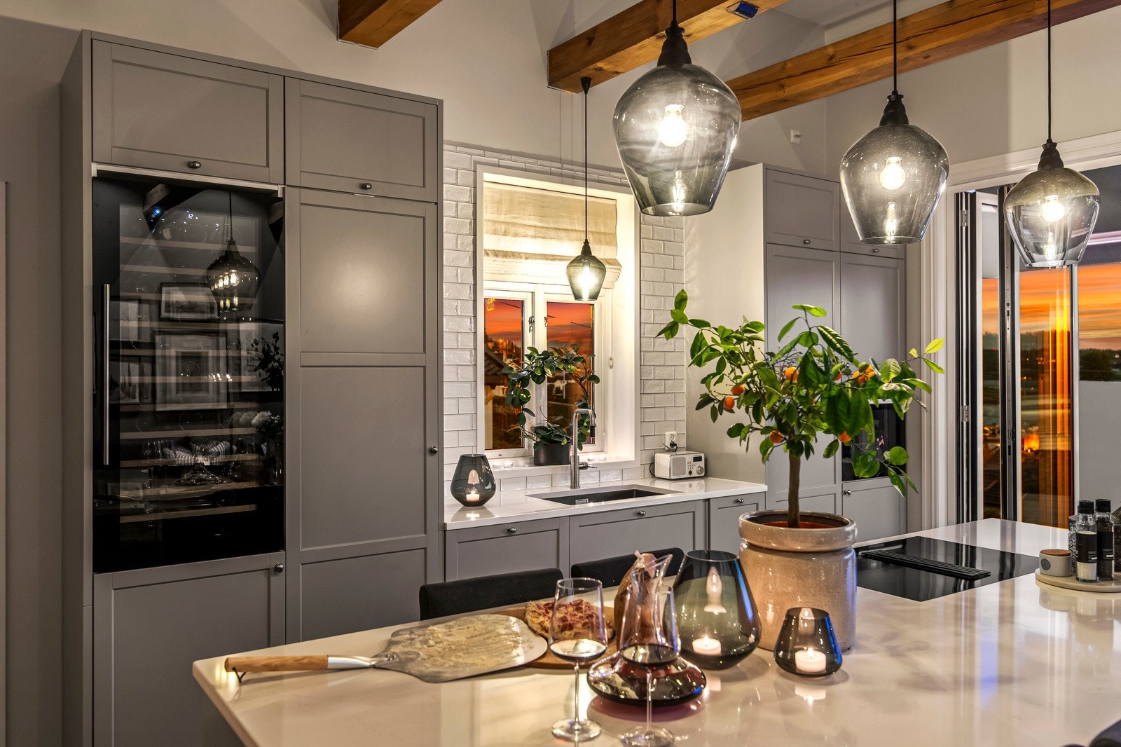 Huset byr på et unikt kjøkken med en imponerende takhøyde på fire meter og et areal på 55 kvm. Galleribilde