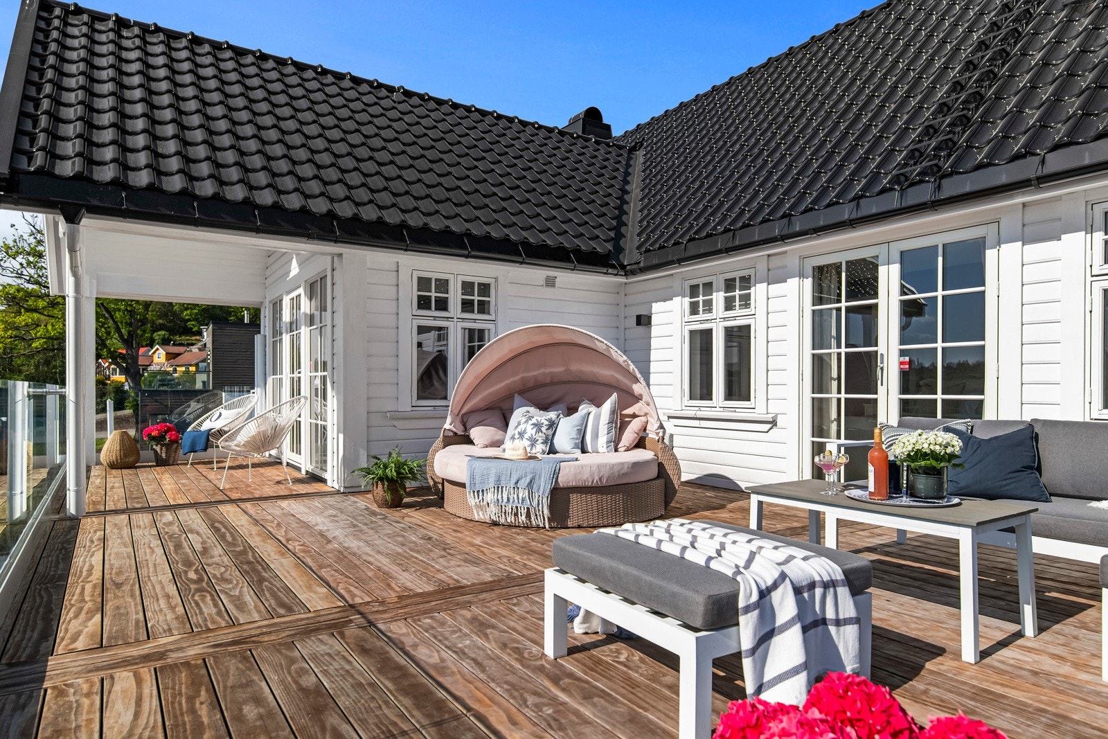 På takterrassen er det tilrettelagt med 32 ampers strømuttak for Jacuzzi. Terrassegulvet er i tillegg konstruert for å tåle vekten av en Jacuzzi. Galleribilde