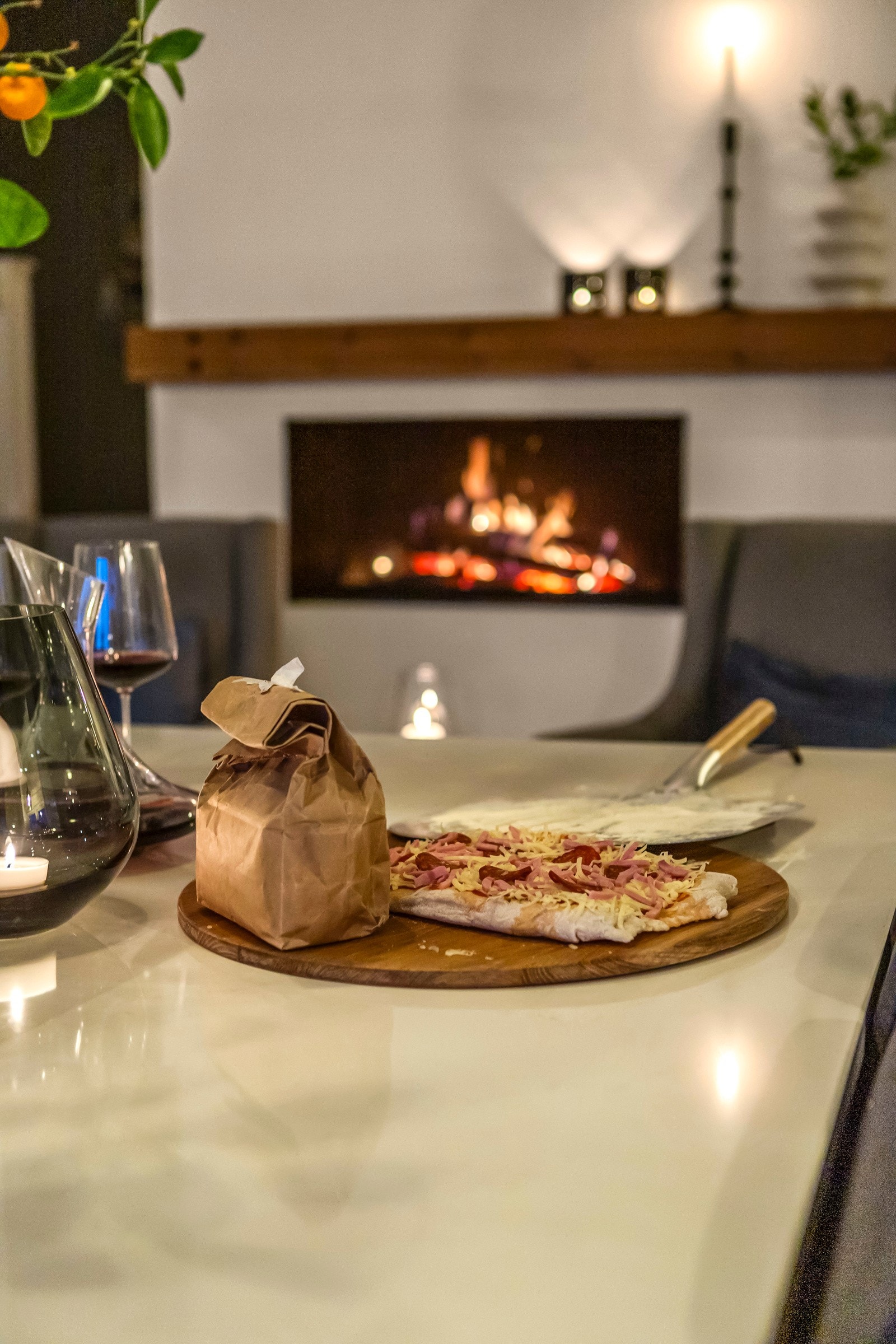 Ved siden av peisen finner du en vedfyrt baker- og pizzaovn, ideell for å lage alt fra ferske bakervarer til langtidsstekte kjøttretter og herlige italienske pizzaer. Galleribilde