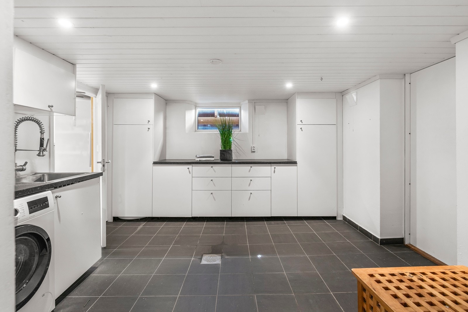 I tillegg er det to romslige boder med rikelig lagringsplass, som gir deg en praktisk og funksjonell løsning for oppbevaring. Flislagte gulv. Her finner du et treningsrom som også kan brukes som alternativt rom, samt et vaskerom - begge med gulvvarme. Galleribilde