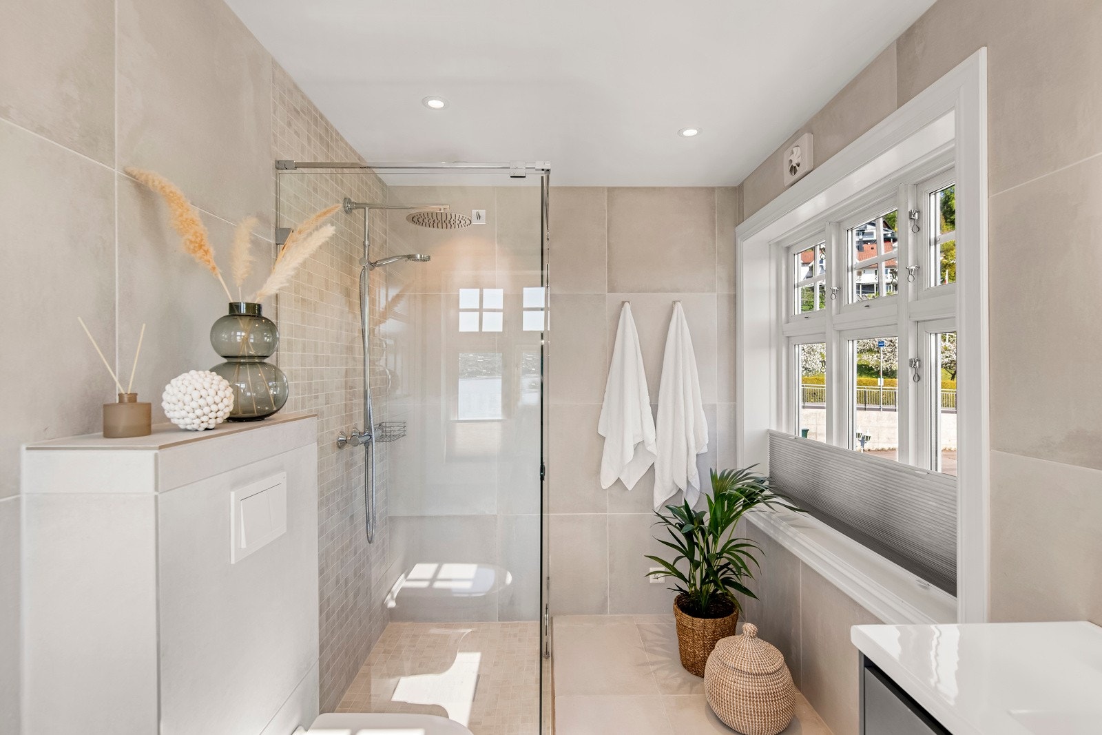 I tillegg kan du glede deg over det eget luksuriøse badet, hvor du kan skjemme bort deg selv og slappe av etter en travel dag. Galleribilde