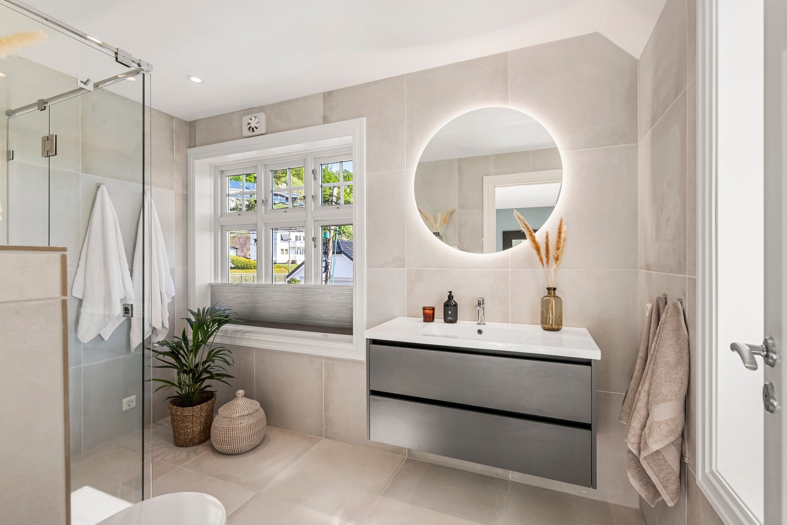 Dette er det ultimate uttrykket for komfort og stil, hvor du kan leve drømmen om en førsteklasses livsstil med enestående utsikt rett fra ditt eget soverom. Galleribilde