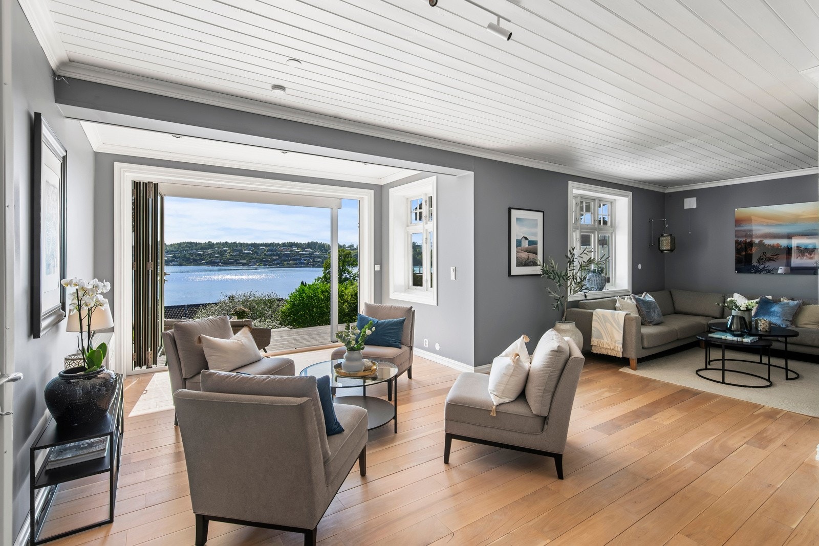 Denne fantastiske foldedøren 230 x 298 cm. består av tre glassdører, som fyller rommet med naturlig lys og gir en følelse av åpenhet og frihet. Galleribilde