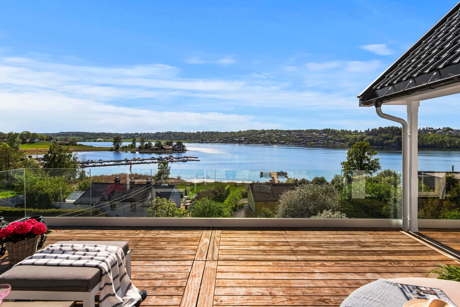 Fra boligens andre etasje er det en stor og romslig "takterrasse" med fantastiske sol- og utsiktsforhold! Galleribilde