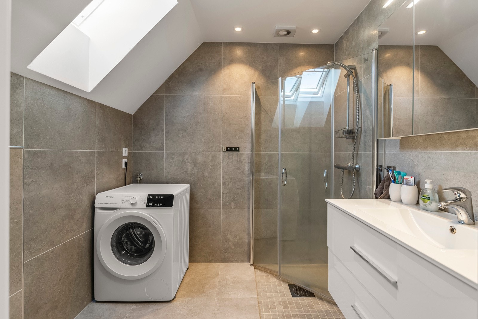 Bad i leilighet med opplegg for vaskemaskin Galleribilde