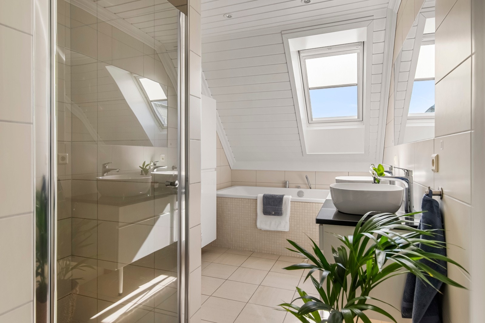 Dette imponerende hjemmet har tre bad med toalett, samt to gjestetoaletter, som totalt utgjør fem toalettrom. Galleribilde