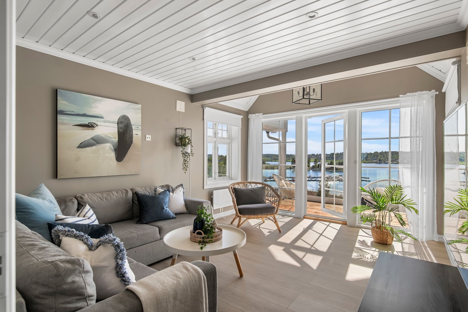 Oppdag den romslige stuen i andre etasje, som er det ideelle samlingspunktet for familie og venner. Med direkte utgang til terrassen kan du nyte den fantastiske utsikten mens du slapper av og sosialiserer deg i komfortable omgivelser. Galleribilde