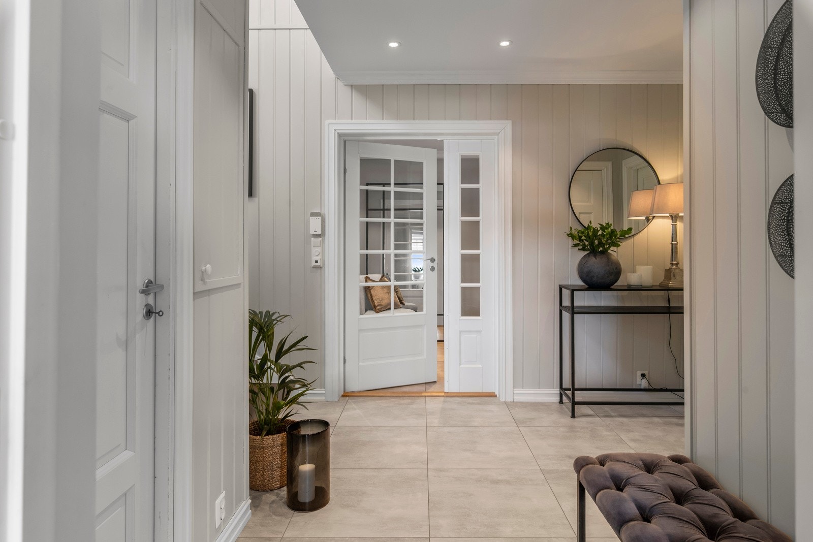 Mellomgang med store lyse og elegante fliser. Galleribilde