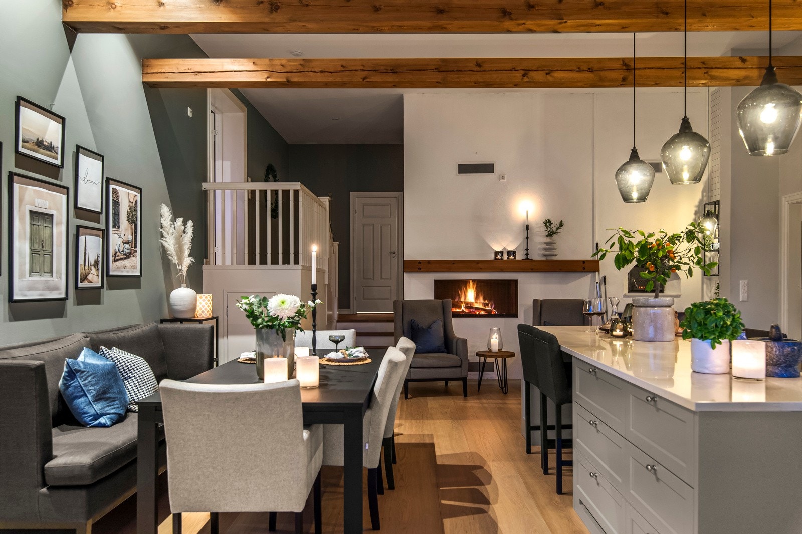 En stor vedpeis med en bredde på 110 cm skaper en koselig og innbydende atmosfære på kalde kvelder. Galleribilde