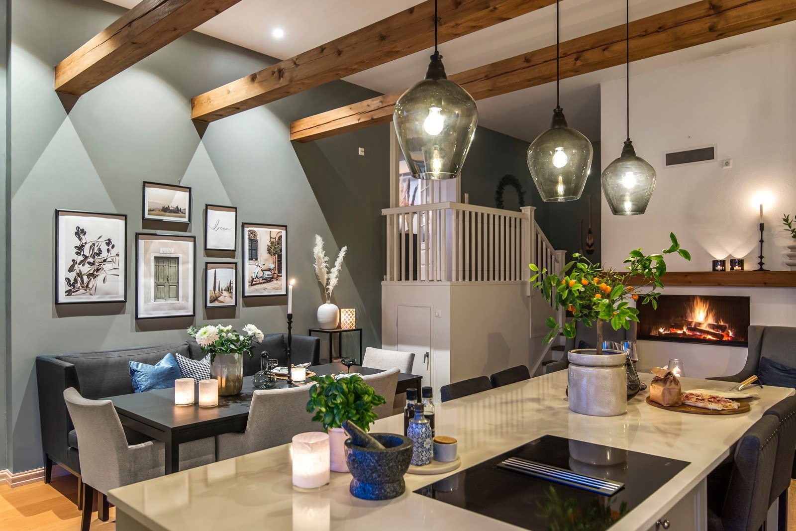 Kjøkkenet, levert av Drømmekjøkken, har en elegant speilprofil og er utstyrt med fire bjelker med innebygde LED-striper som gir en fantastisk belysning på mørke høst- og vinterdager. Galleribilde