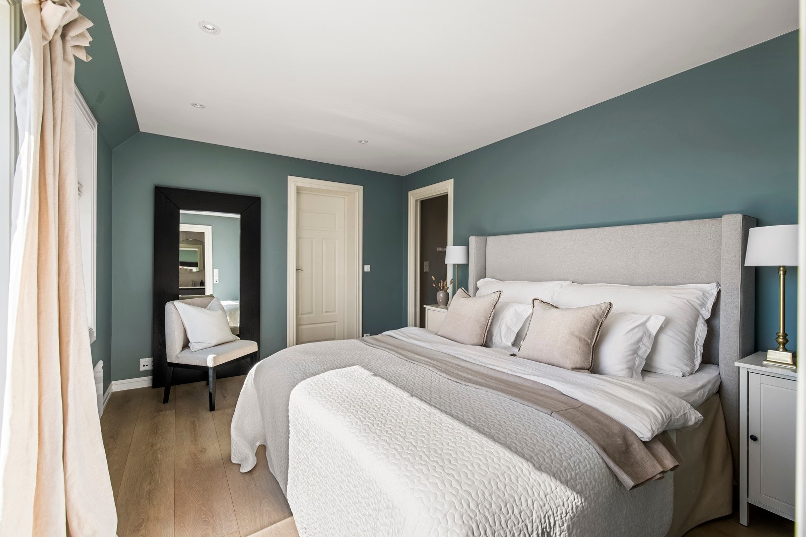 Hovedsoverommet er utstyrt med en romslig walk-in-garderobe, perfekt for å organisere og oppbevare dine klær og eiendeler på en elegant måte Galleribilde