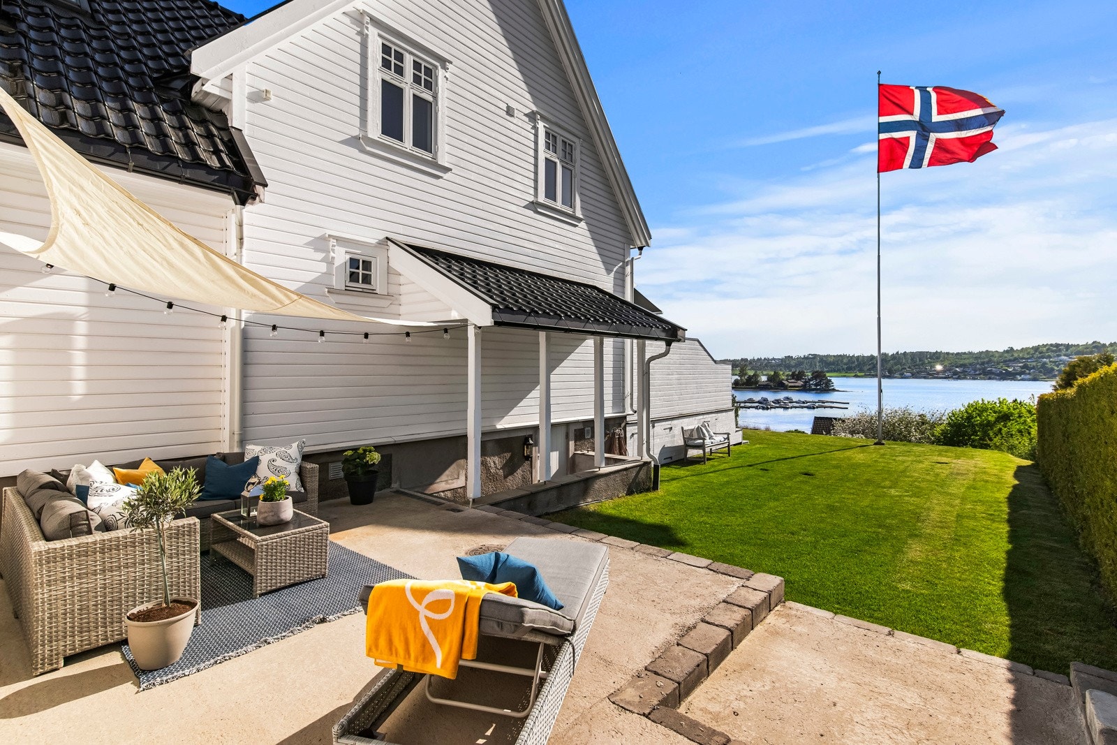 Leiligheten har også en egen, privat uteplass vendt mot vest, med vakker utsikt over Vestfjorden og nydelig kveldssol. Dette er en flott plass for å nyte rolige stunder og spektakulære solnedganger. Galleribilde