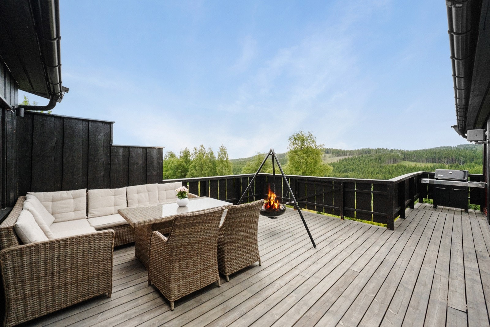 Eiendommen er pent opparbeidet med flere innbydende soner ute. Galleribilde