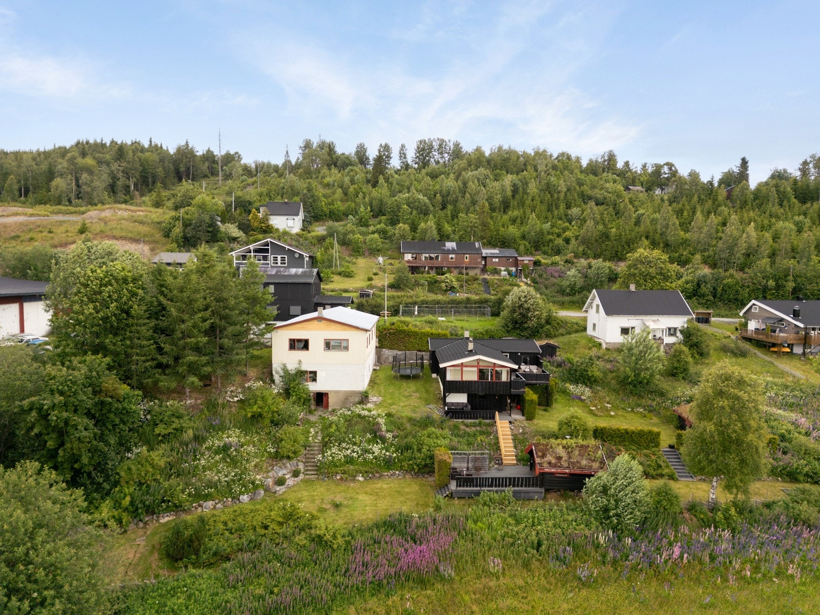 Eiendommen ligger vakkert til i Åslendevegen i Gjøvik kommune. Galleribilde