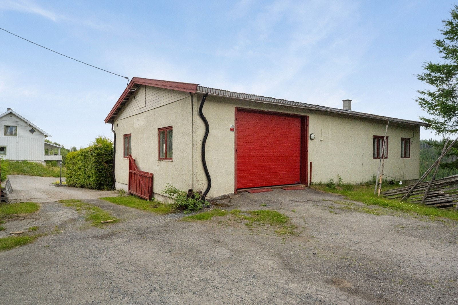 Garasje med plass til 2 biler i 1.etasje. Galleribilde