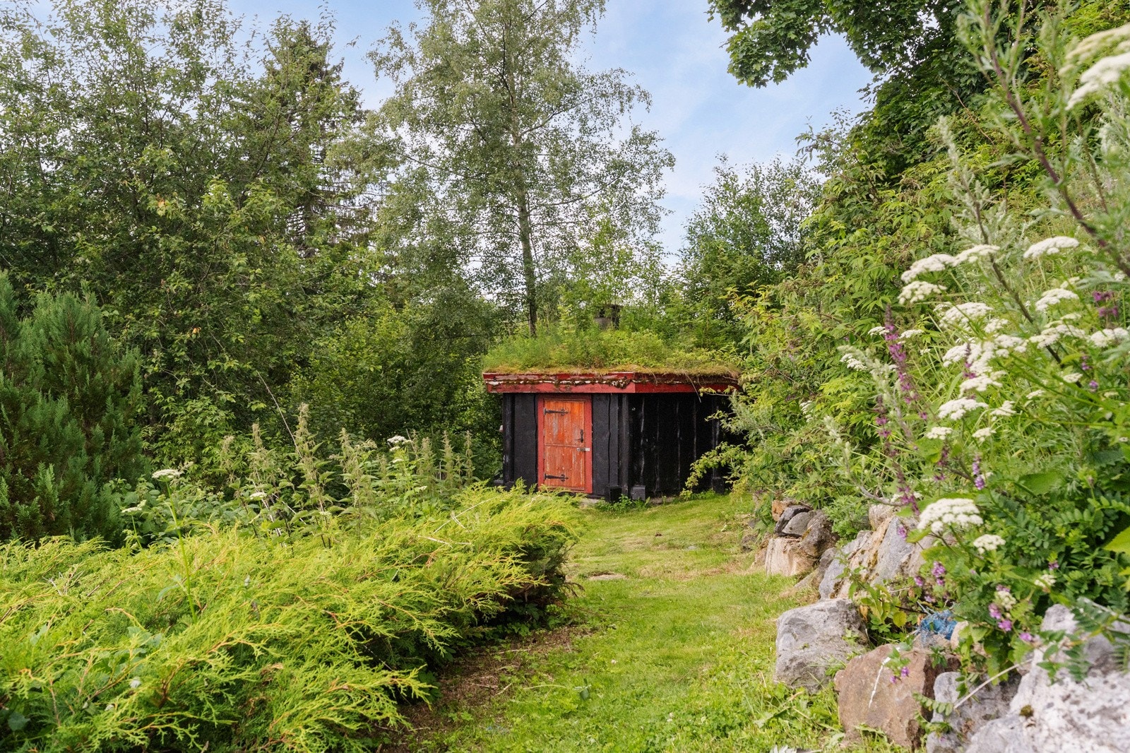 I tillegg finnes ei grillhytte. Megler gjør oppmerksom på at denne ligger på naboen sin tomt. Galleribilde