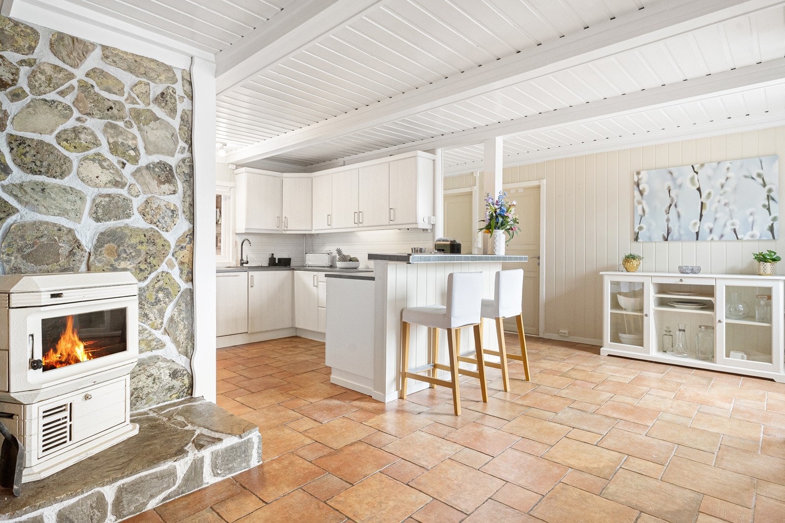 Her finner du en romslig enebolig over to plan, på en solrik og pent opparbeidet tomt. Galleribilde