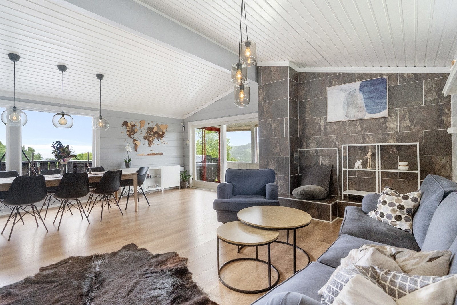 Romslig stue med god plass til både sofamøblement og spisegruppe. Galleribilde