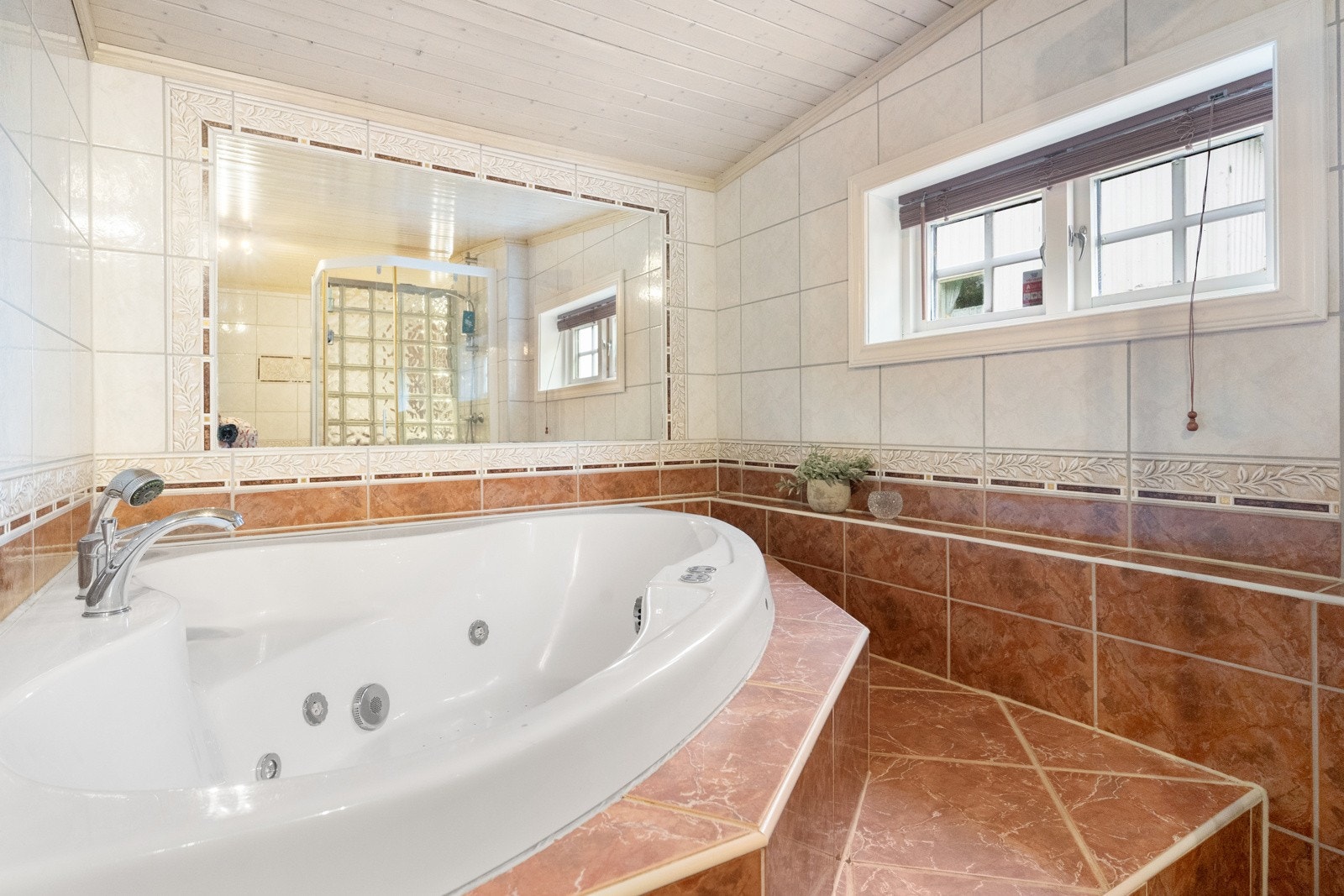 Innbygget hjørneboblekar. Galleribilde