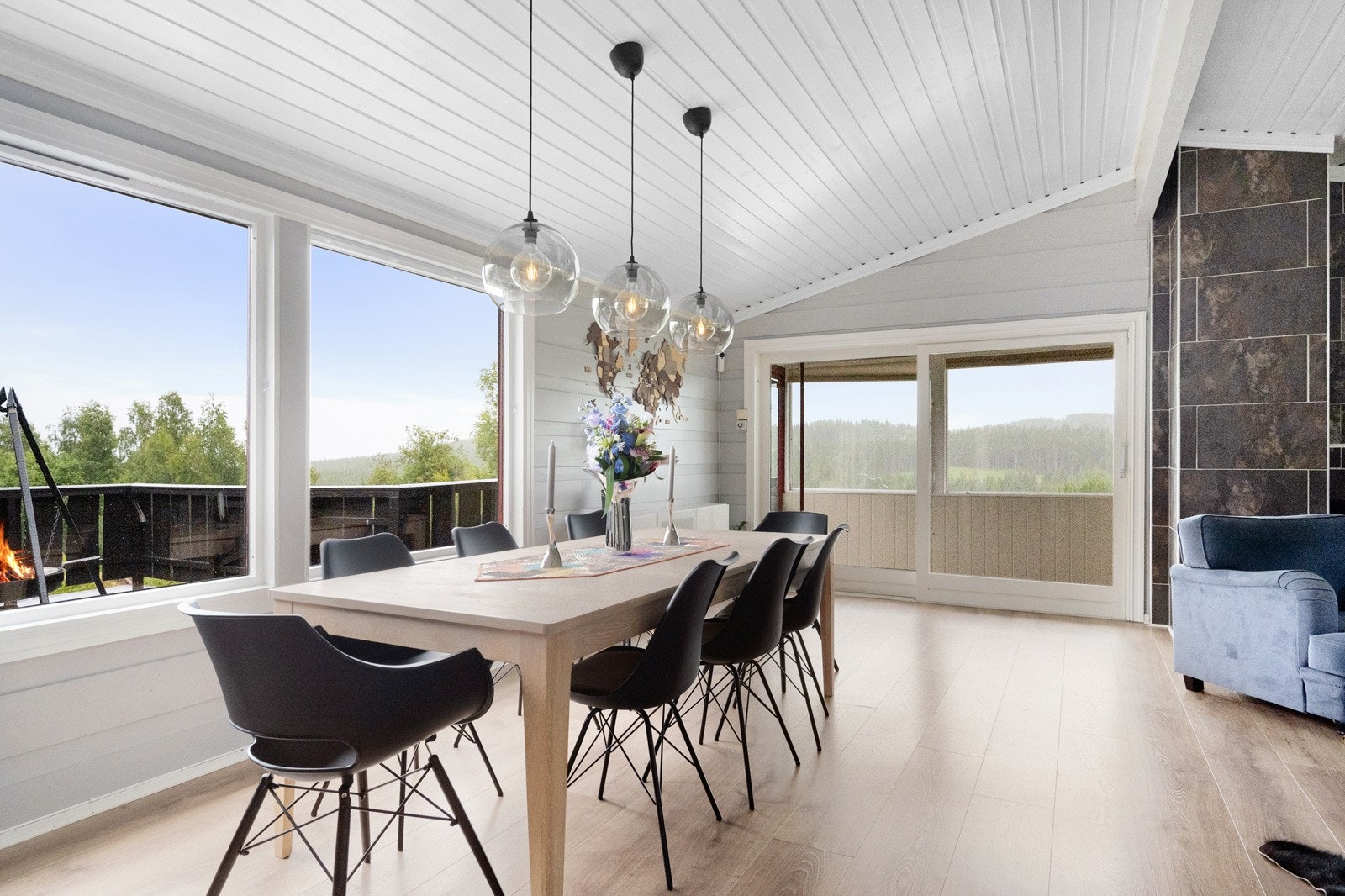 De store vindusflatene slipper inn rikelig med naturlig lys. Galleribilde