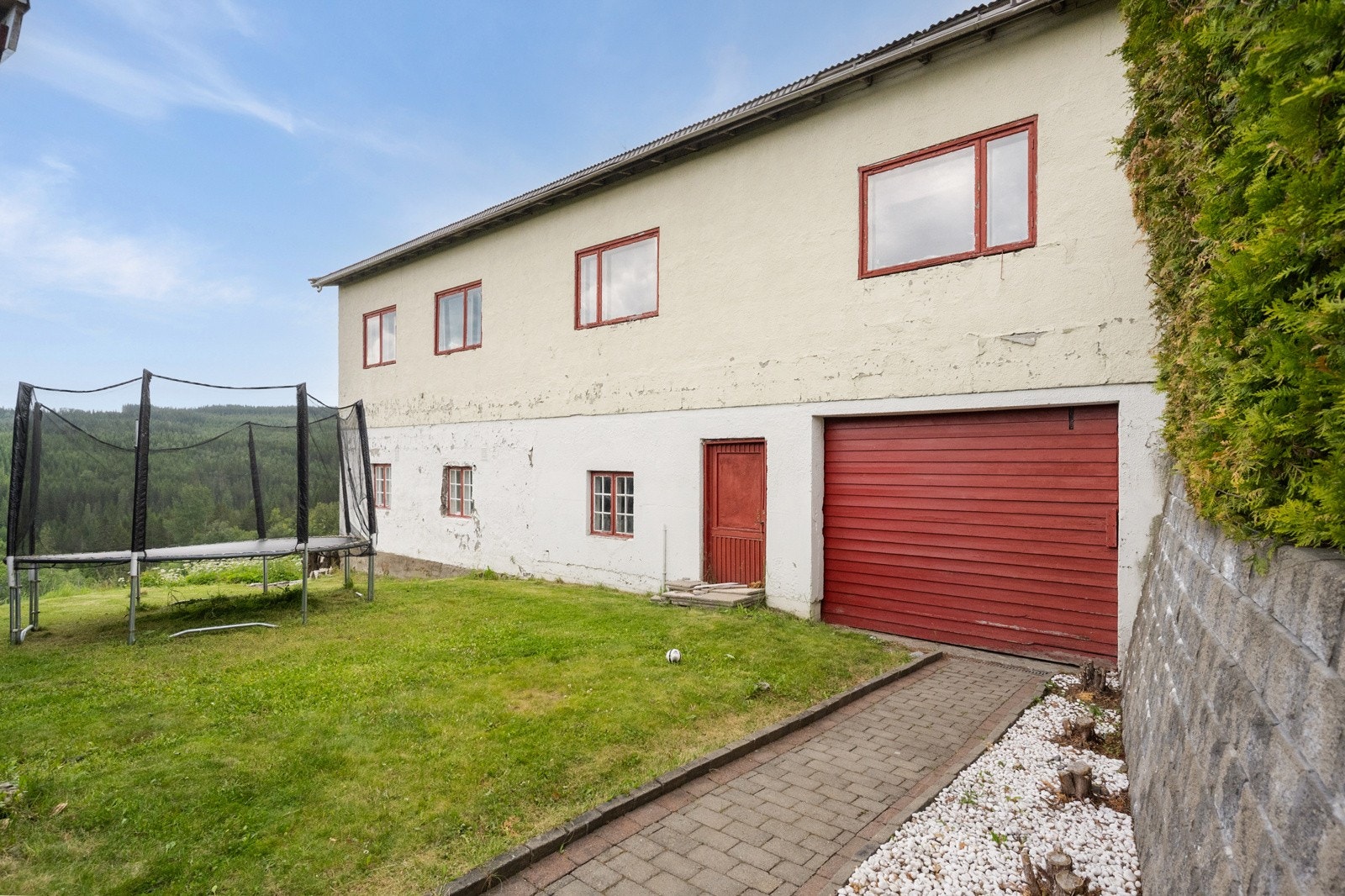 Næringsbygg på ca. 300 kvm med god lagringsplass og mange muligheter. Galleribilde