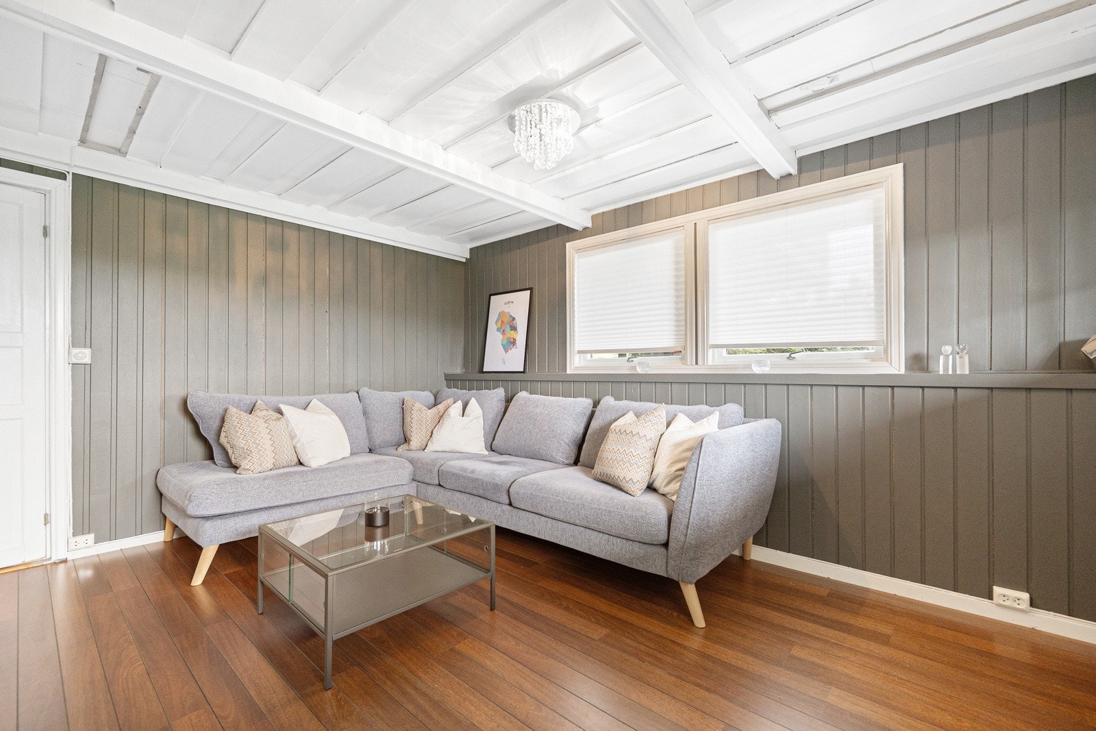 Stuen gir en lun og innbydende atmosfære - perfekt som ekstra oppholdsrom for koselige filmkvelder, lek eller sosialt samvær. Galleribilde