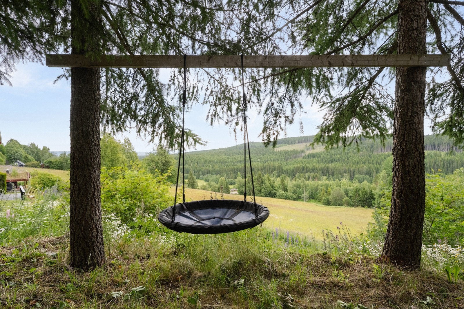 Til tross for den landlige beliggenheten er det kun 10-12 minutter til Gjøvik sentrum, med alle fasiliteter innen rekkevidde. Galleribilde