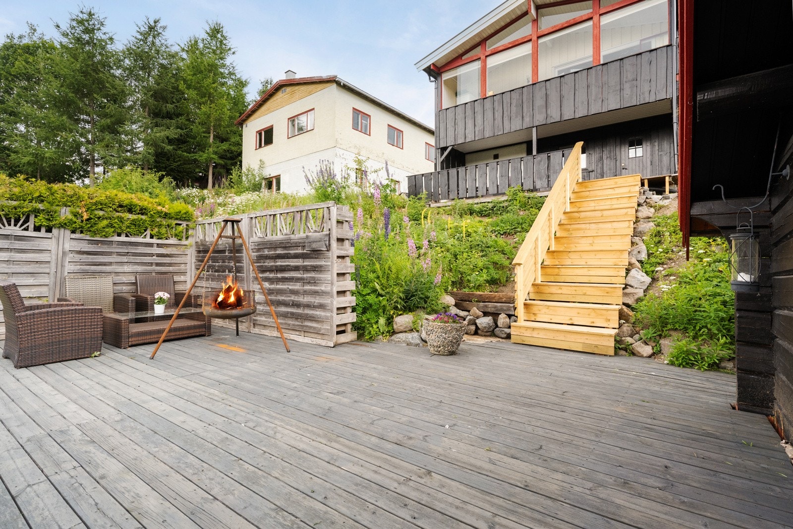 Trappen tar deg ned til en koselig platting som er bygget ifm. badstuen. Galleribilde