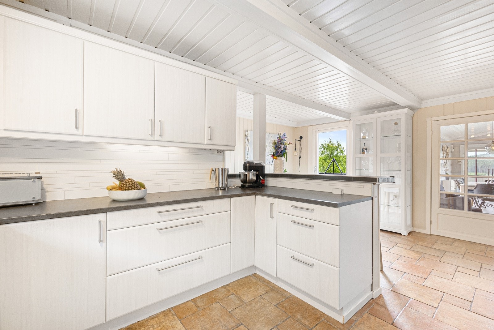 Integrert koketopp, stekeovn og oppvaskmaskin. Plass til kjøleskap. Galleribilde