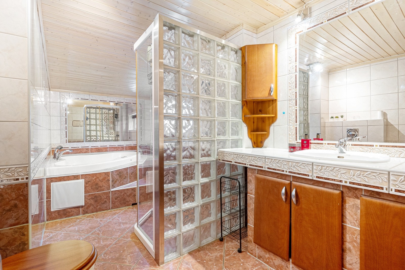 Badet er fra 2004 med fliser på gulv og vegger. Galleribilde