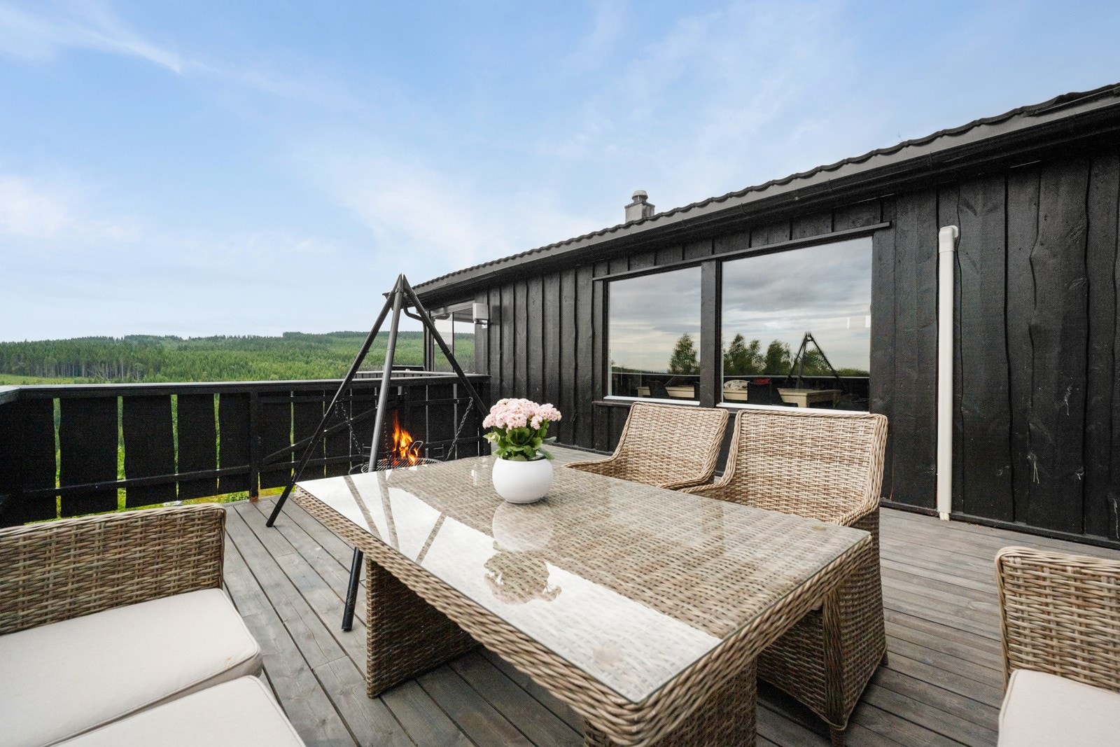 Fra kjøkkenet er det adkomst til stor og solrik terrasse. Galleribilde