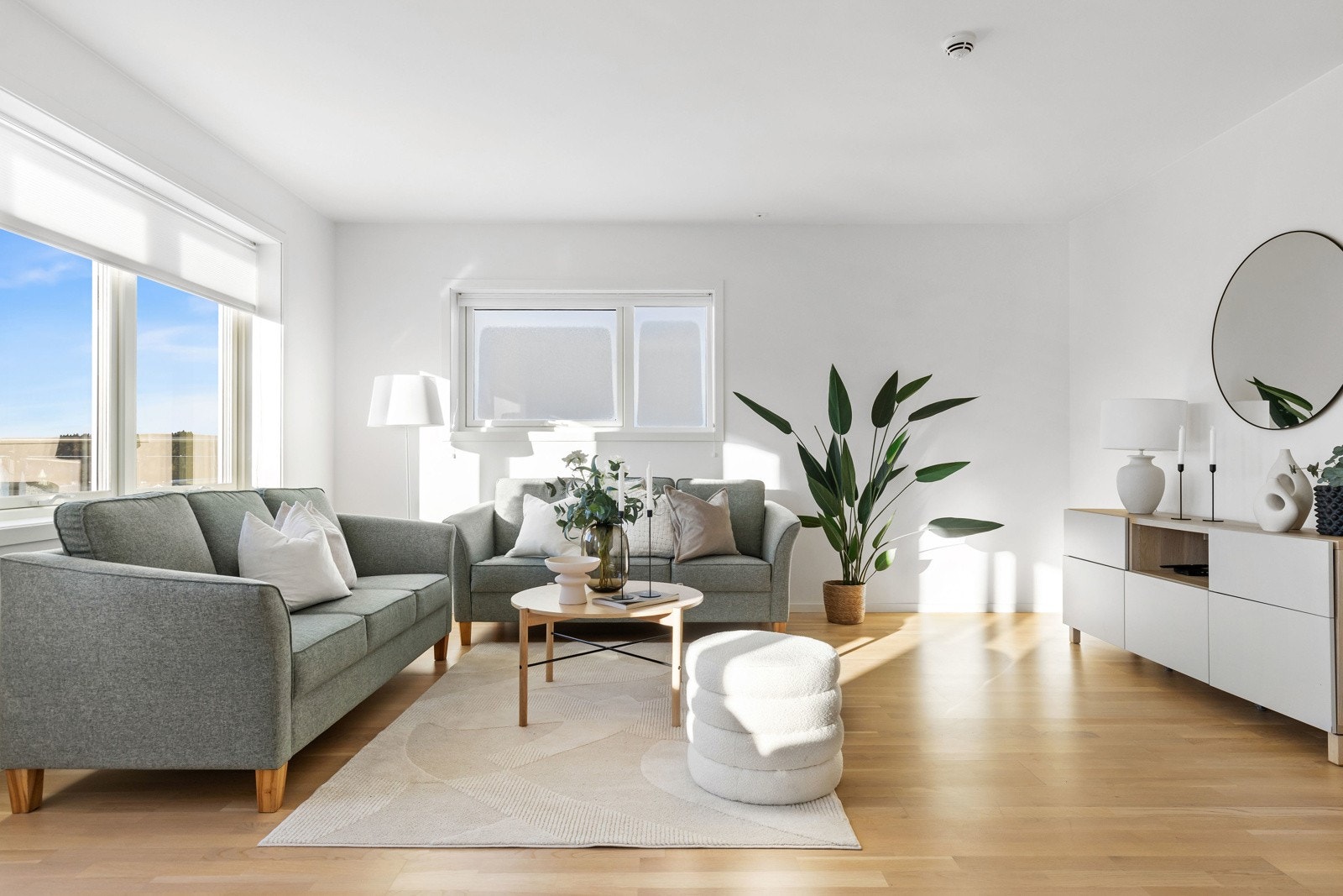 Flere møbleringsmuligheter i stuen og plass til eget spisebord. Galleribilde