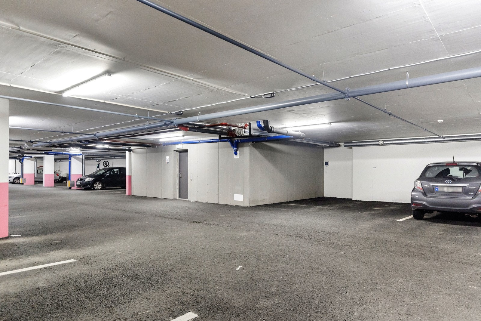 Parkering i lukket parkeringsanlegg i underetasjen. Galleribilde