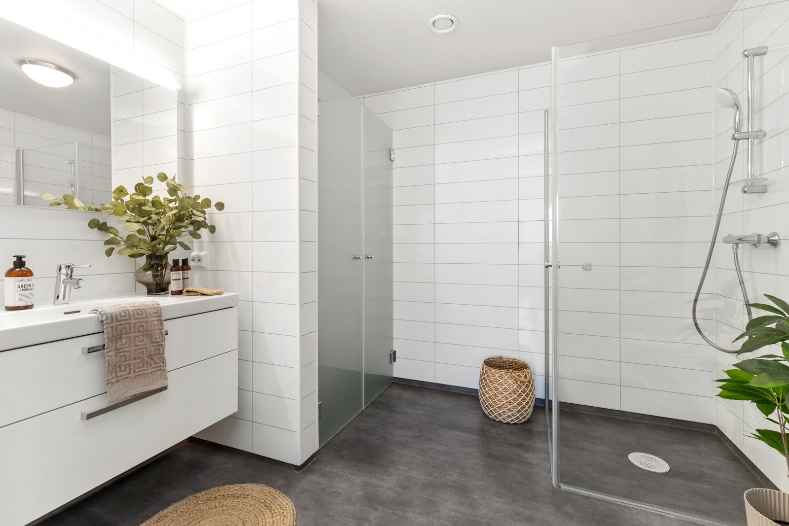 Pent og romslig bad. Galleribilde