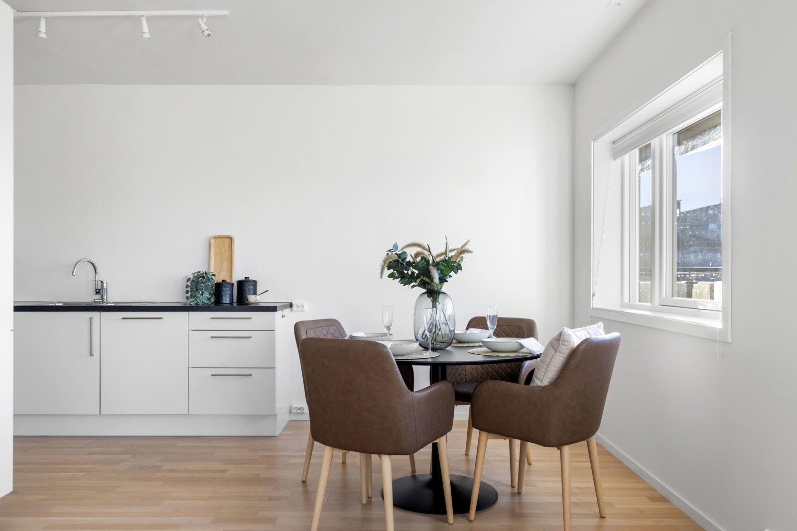 God plass til spisebord i tilknytning til kjøkkenet. Galleribilde