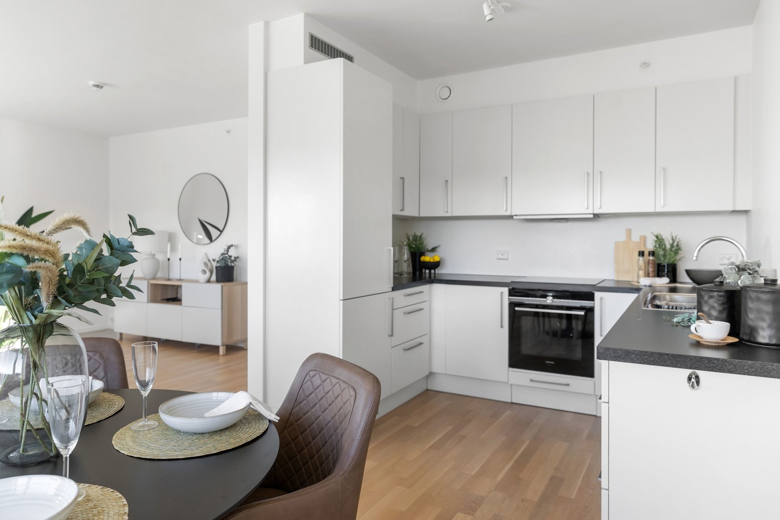 Tidløst kjøkken i hvit utførelse og slette fronter. Galleribilde