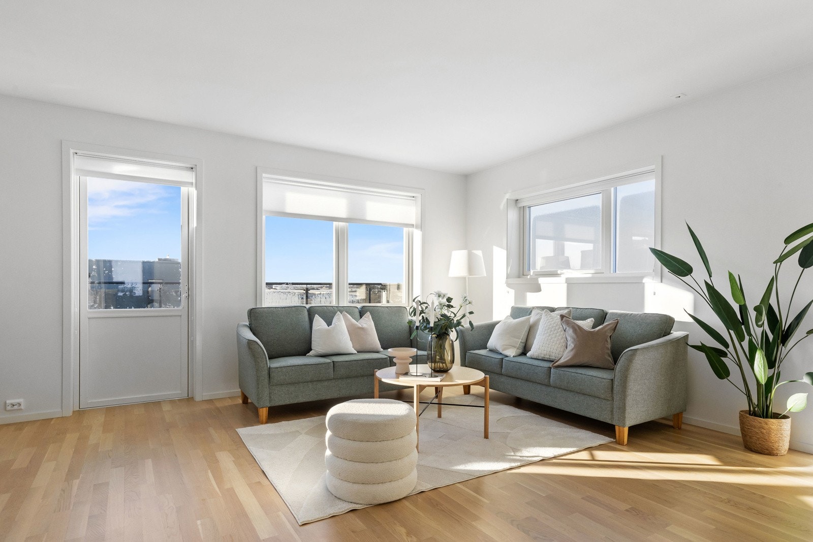 Balansert ventilasjon og varmepumpe i stuen. Galleribilde