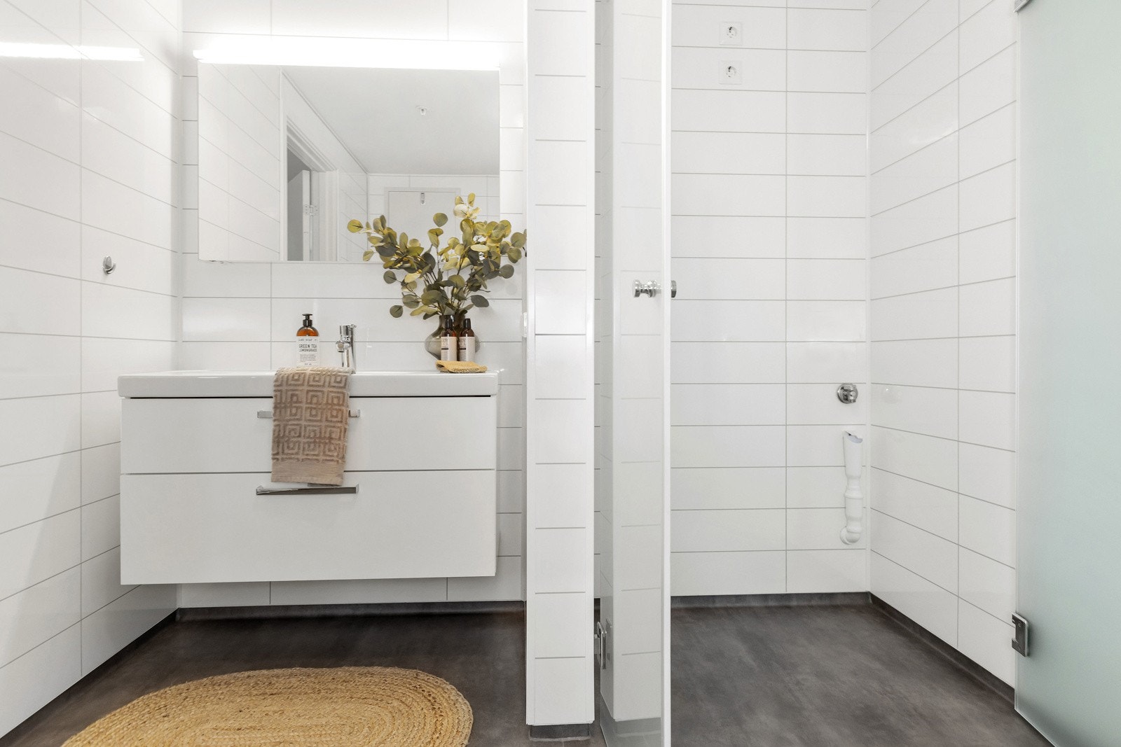 Merk deg de smarte glassdørene som skjuler en eventuell vaskemaskin. Galleribilde