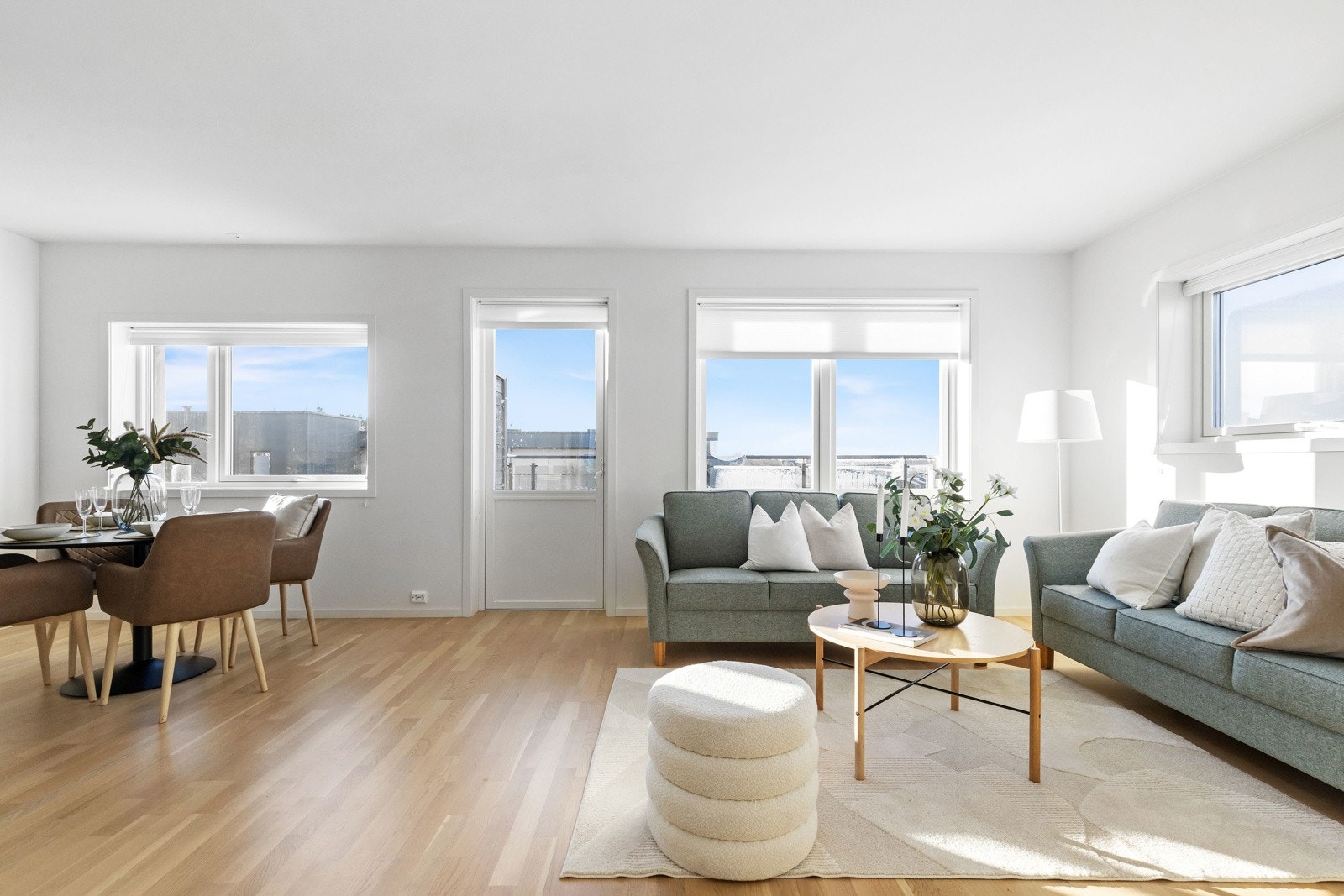 Flere vindusflater som gir rikelig med lys. Galleribilde